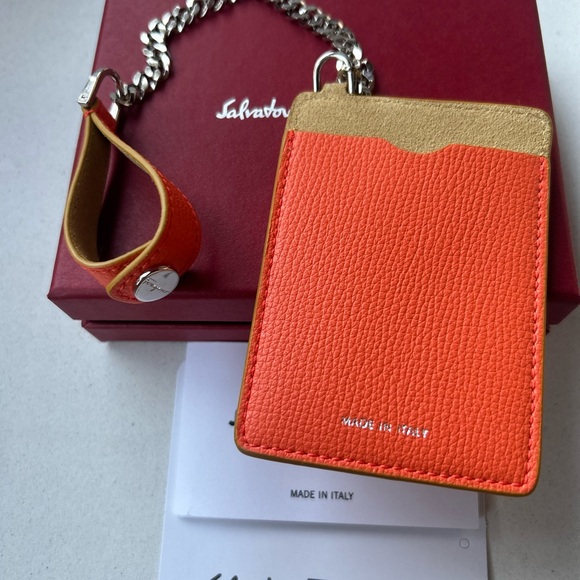 New Salvatore Ferragamo key card with chain - Picture 6 of 6